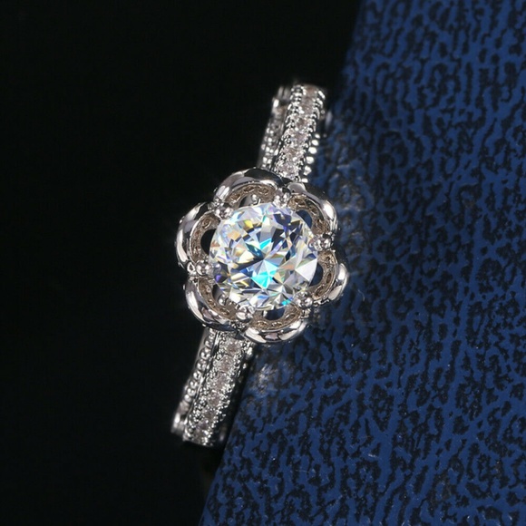 Elegant 925 Silver Round Cut White Sapphire Ring - Picture 3 of 5